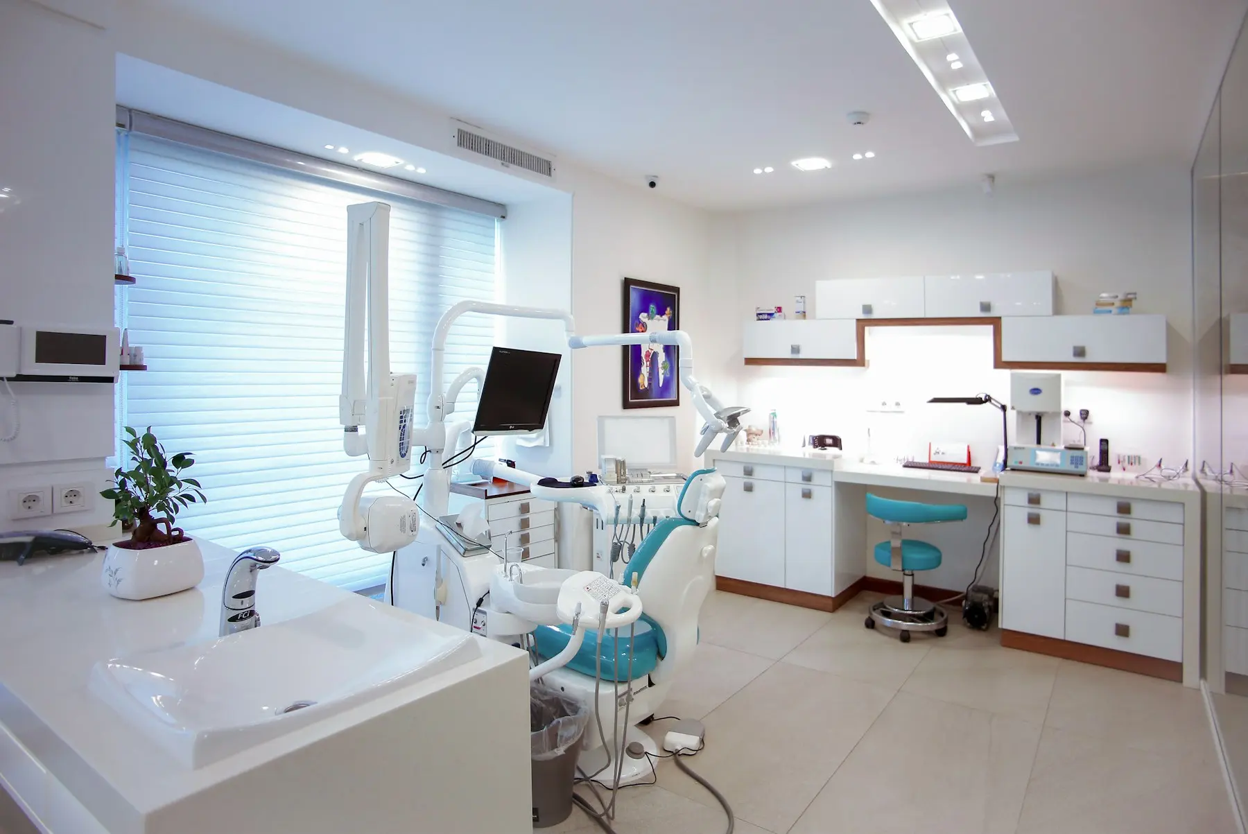 Sala de atendimento com equipamentos odontológicos